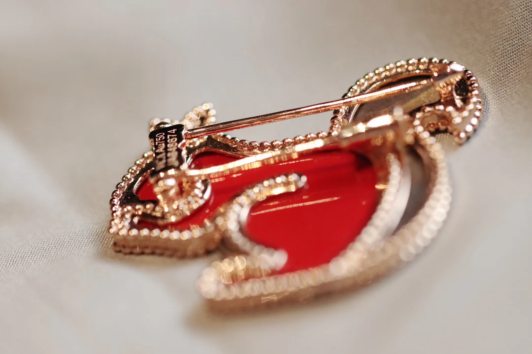 Van Véck - Брошь 010