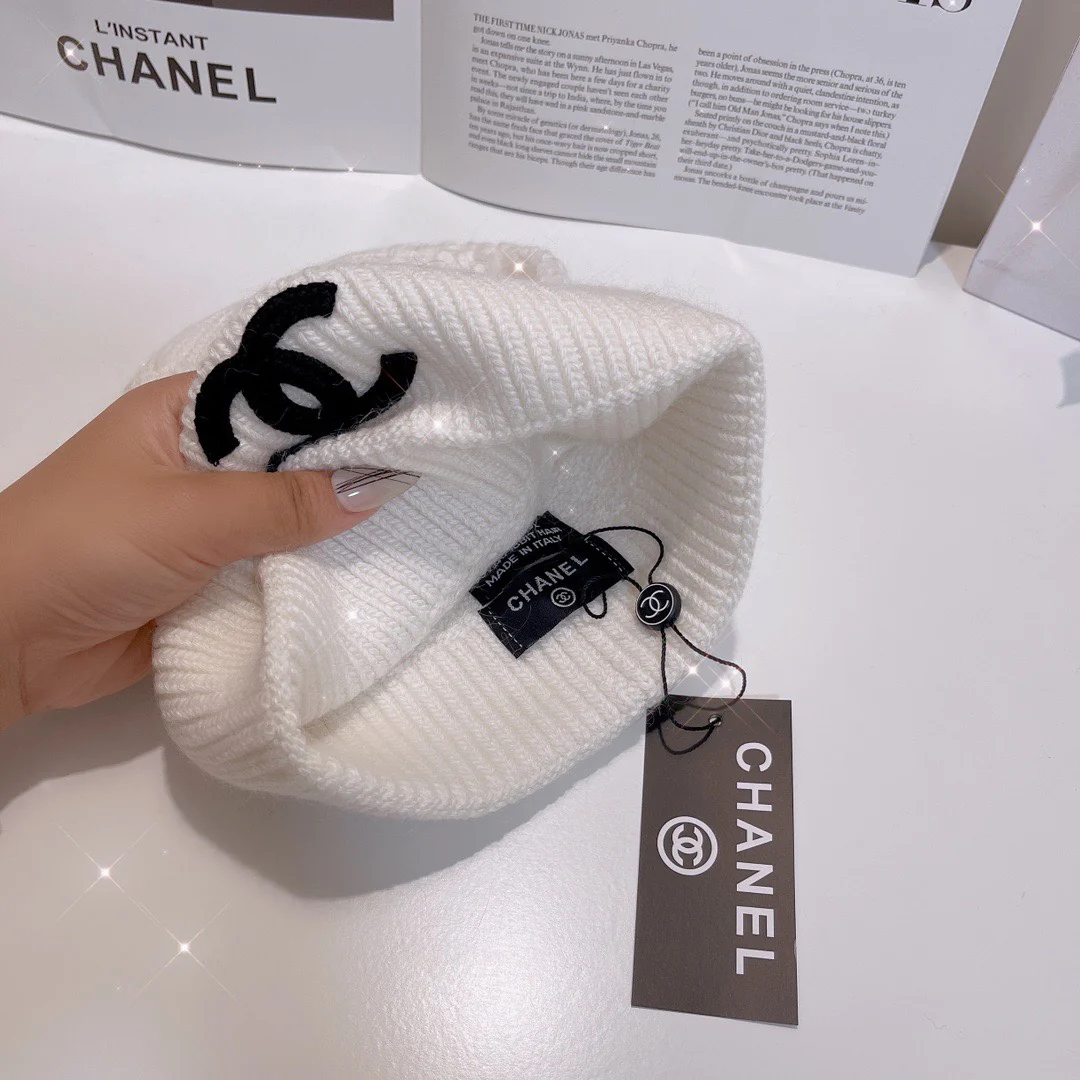 Вязаная кашемировая шапка Chanel с узором ?Ананас? — белая.