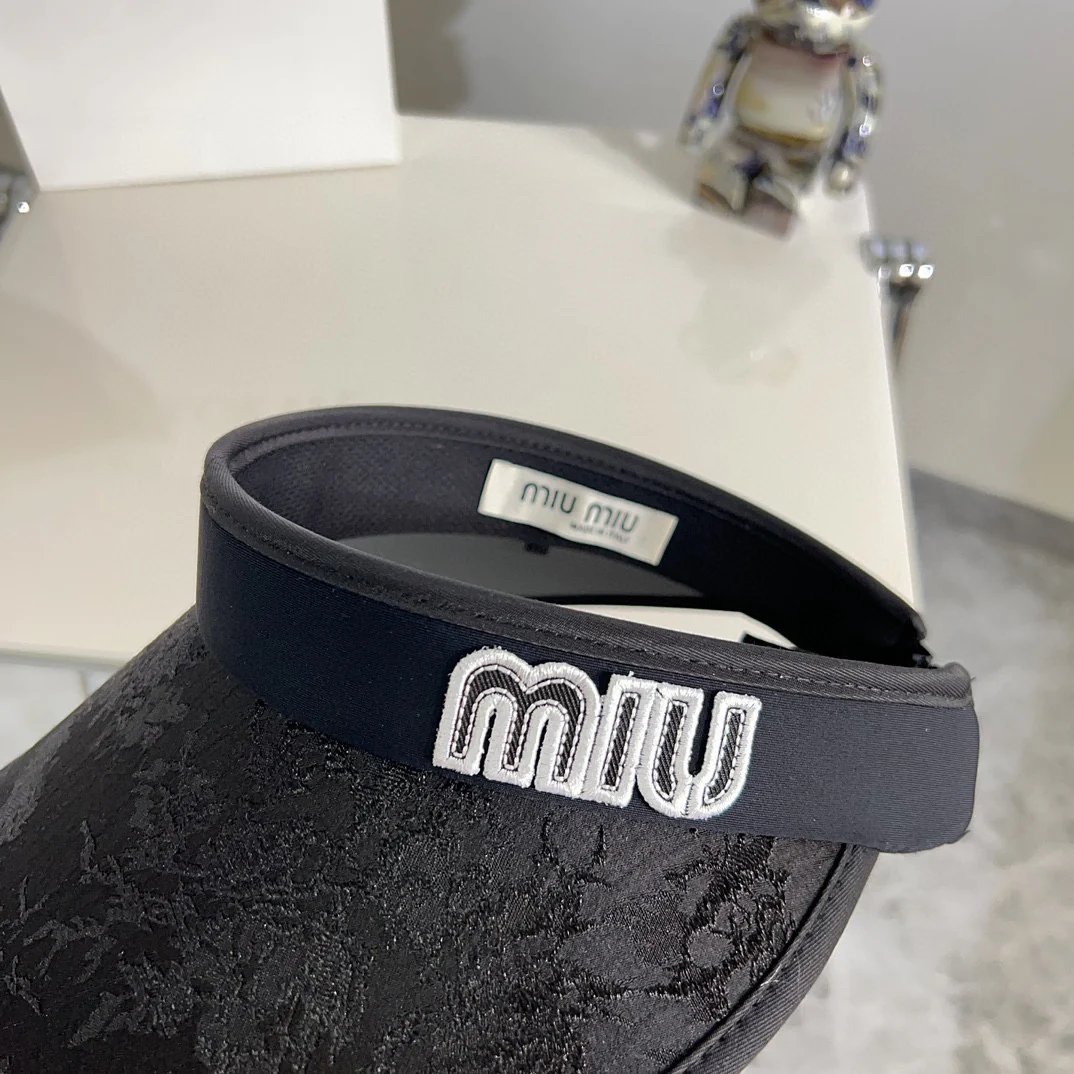 Новая летняя солнцезащитная шляпа Miu Miu 2024 с китайским узором - черная.