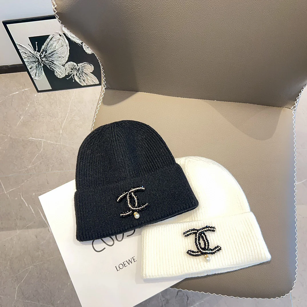 Вязаная шапка Chanel с вышивкой - белая