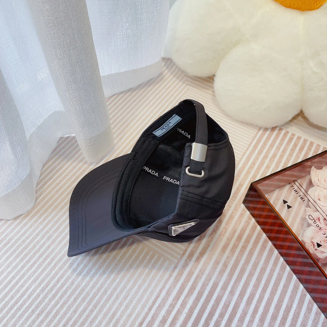 Бейсболка Prada