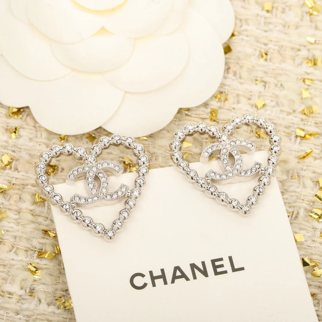 Chanel - Серьги в форме сердца с ажурным узором 