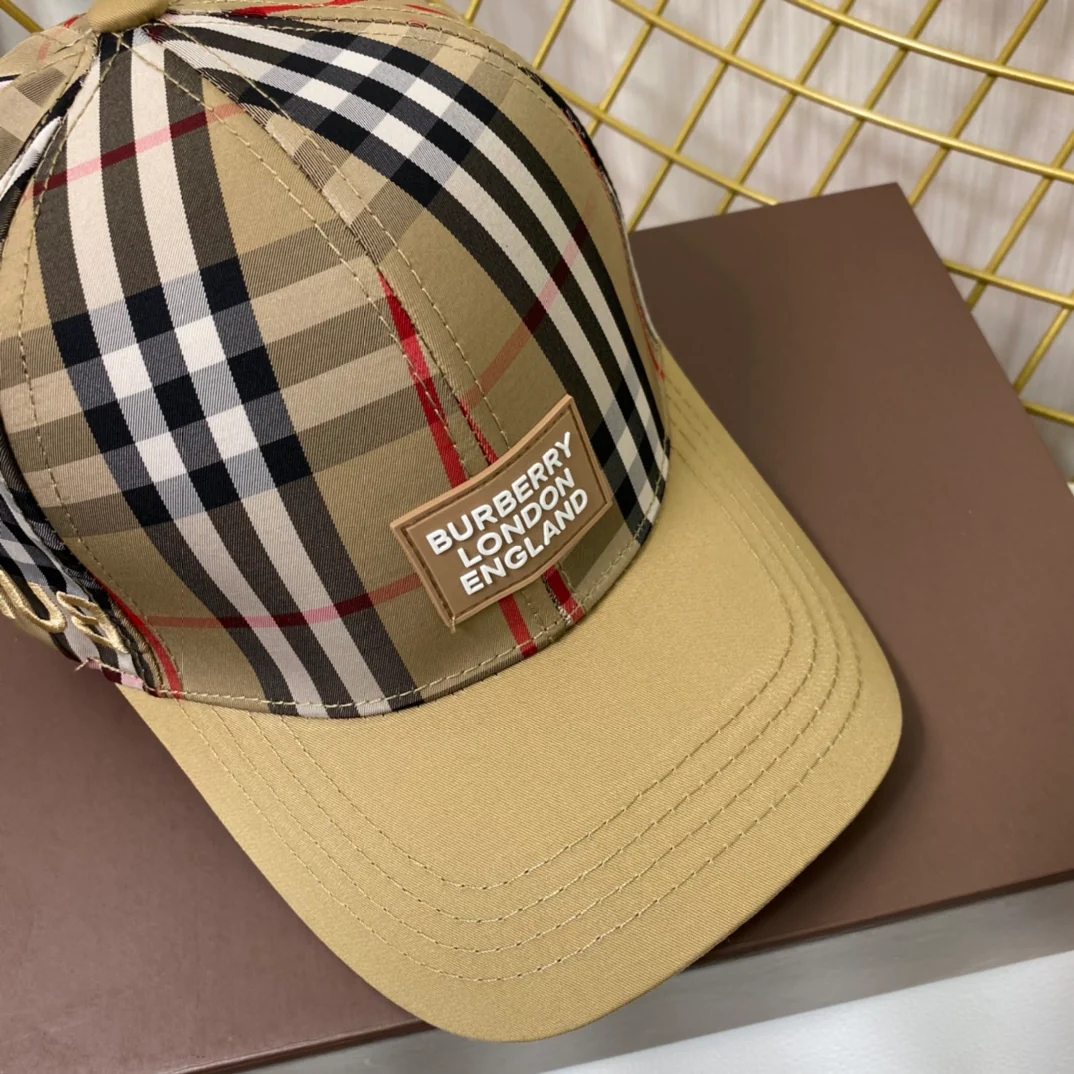 Burberry - Классическая бейсболка в клетку