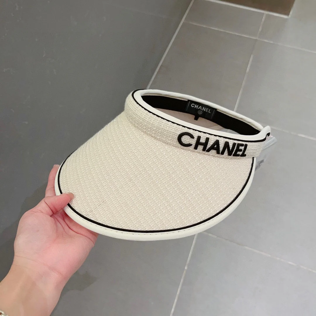 Новинка сезона весна/лето 2023 от Chanel - Солнцезащитный козырек с открытым верхом - Белый