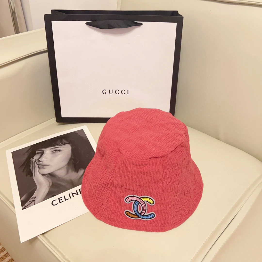 Новая модель Chanel 2023: полосатая рыбацкая шляпа - розовая.