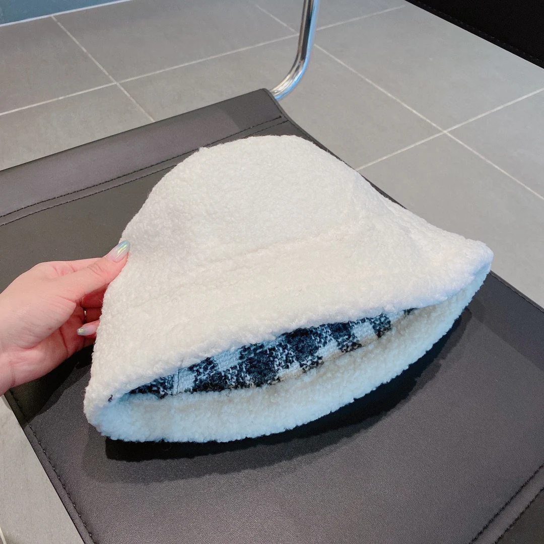 Рыбацкая шляпа Chanel в клетку из овечьей шерсти