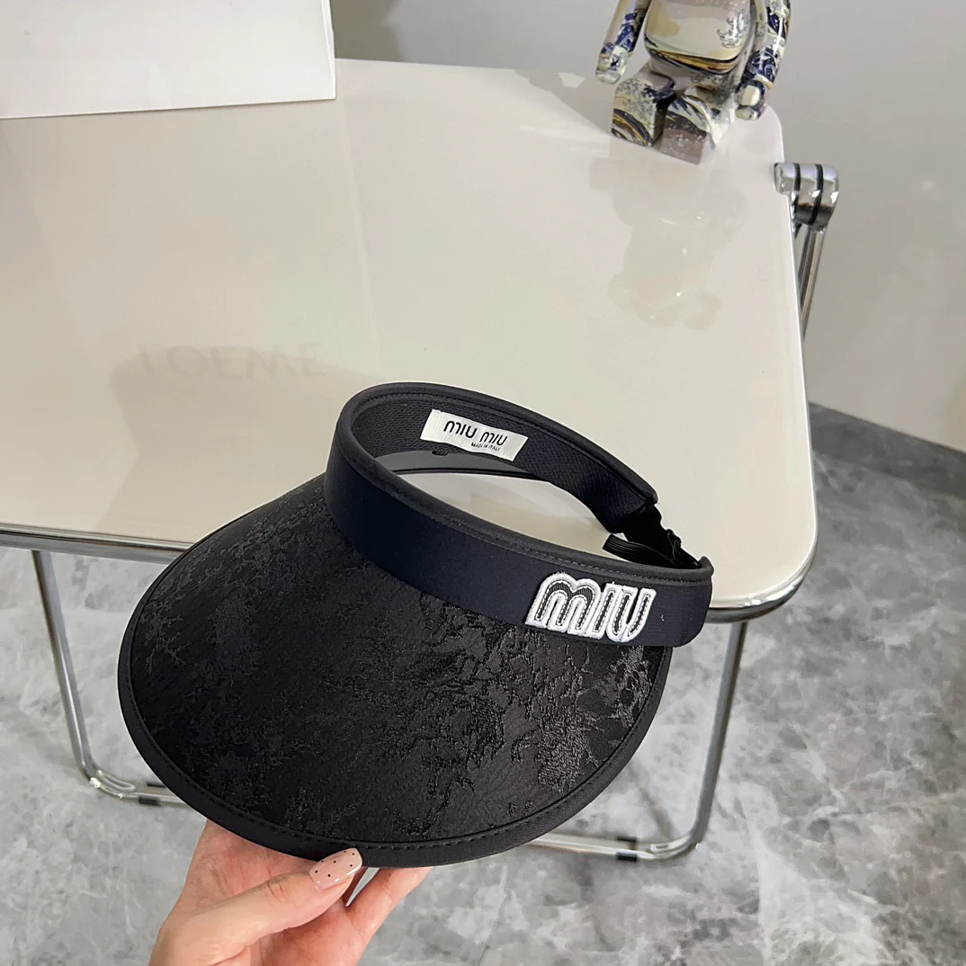 Новая летняя солнцезащитная шляпа Miu Miu 2024 с китайским узором - черная.