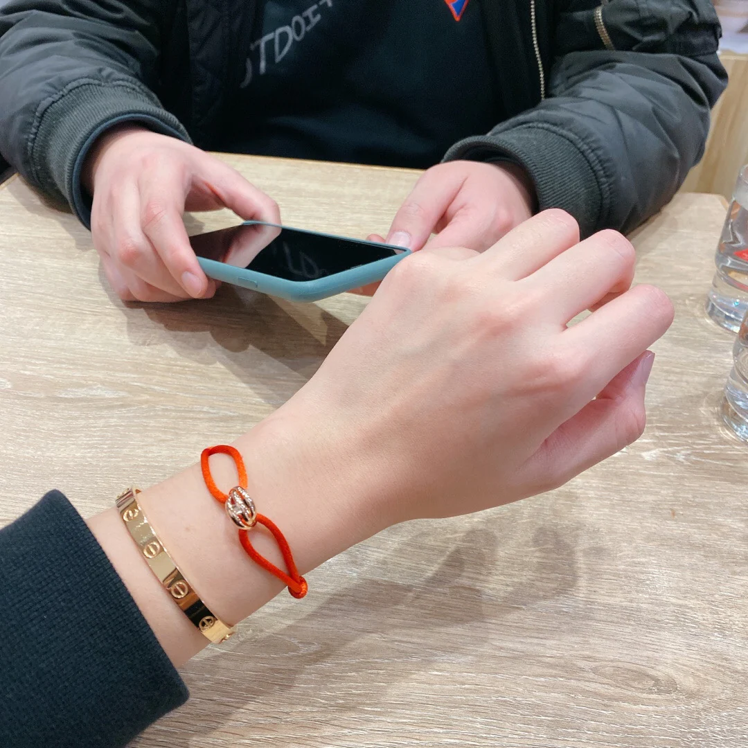 Браслет Cartier — подходит для ношения на расстоянии до 18 см — изображение верхней части тела.