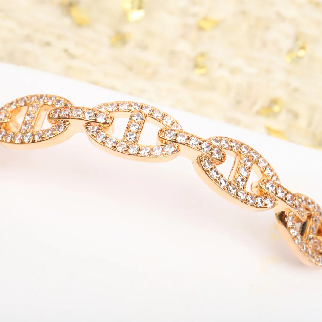 Браслет Hermes ?Копытце свиньи?, полностью украшенный бриллиантами, артикул 2506013.