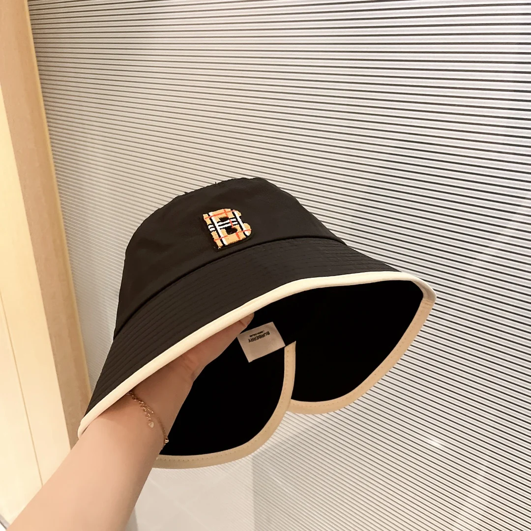 Панама Burberry 2022 в минималистичном стиле.