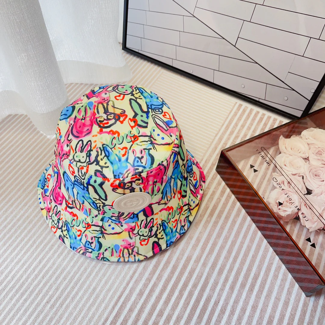 Новинка сезона весна/лето 2023 от Gucci - Панама в стиле граффити.