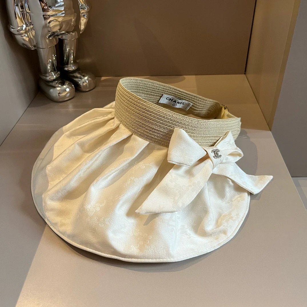 Солнцезащитная шляпа Chanel из атласа с перламутровым узором - белая.