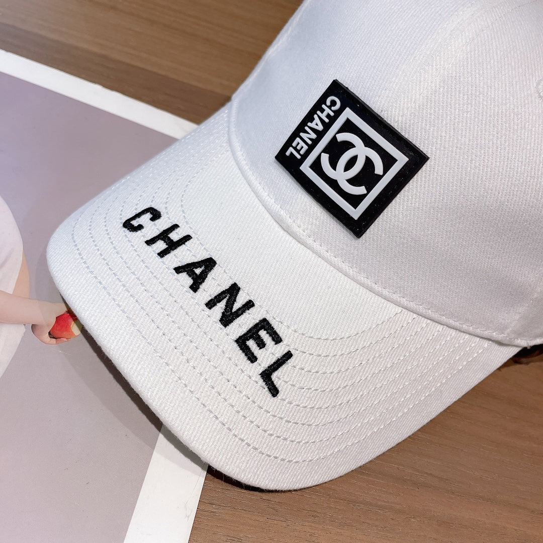 Chanel - Белая кепка-?уточка?