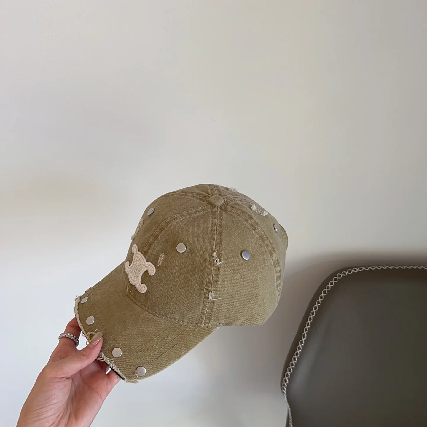 Бейсболка Celine 2025 New Studded Rivet Brushed Baseball Cap - оливково-зеленая