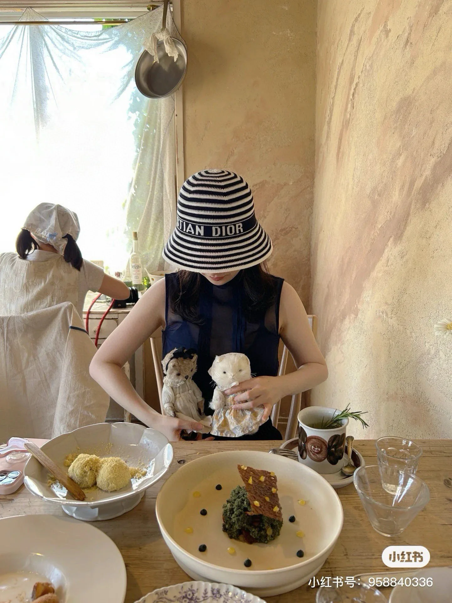 Вязаная рыбацкая шапка Dior в полоску - черная