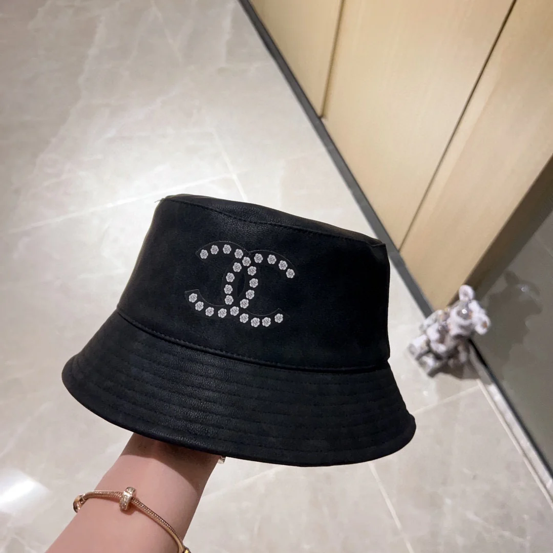 Новая кожаная рыбацкая шляпа Chanel из коллекции Pre-Fall 2023 — черная.