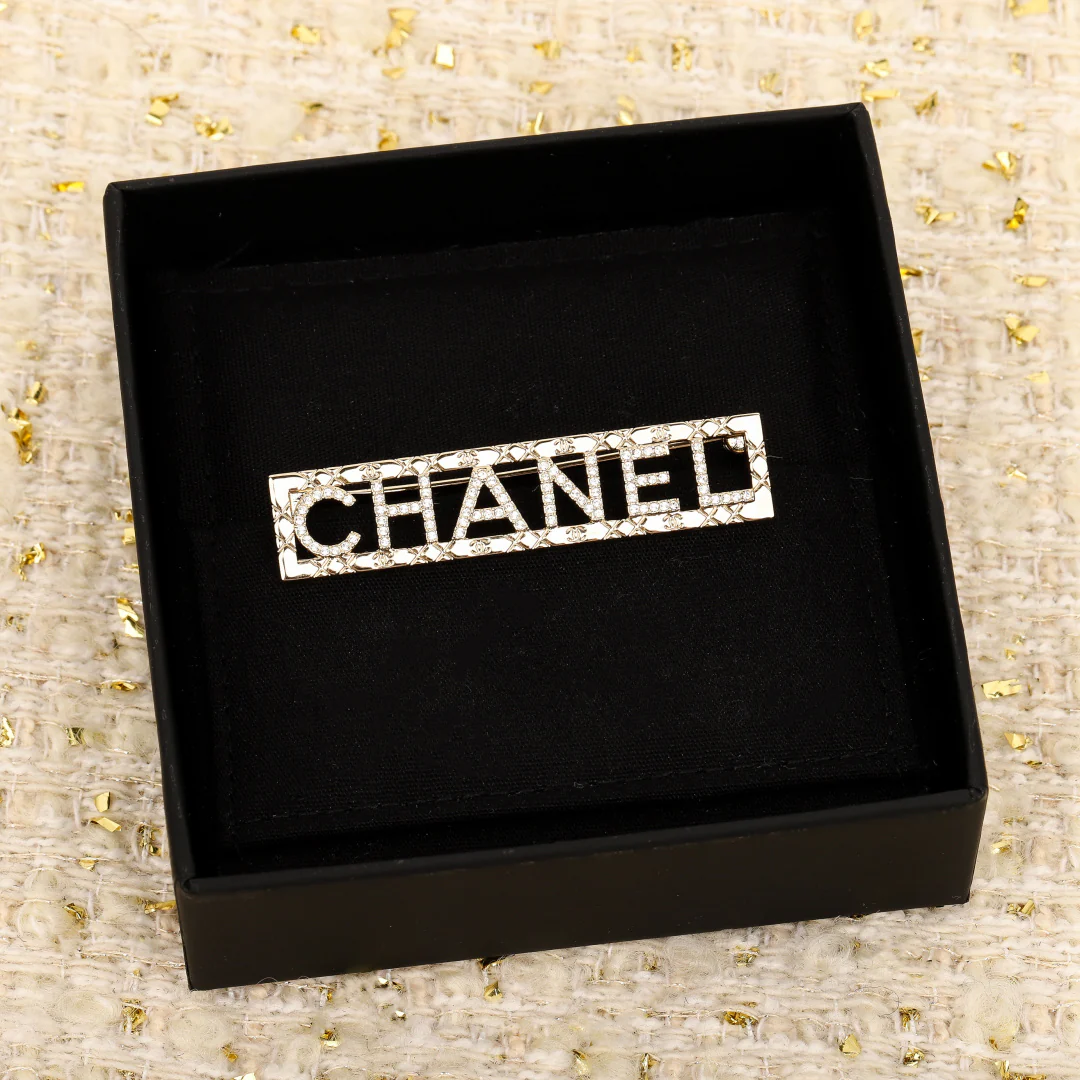 Chanel - квадратная ажурная брошь в виде буквы (25 пенсов)