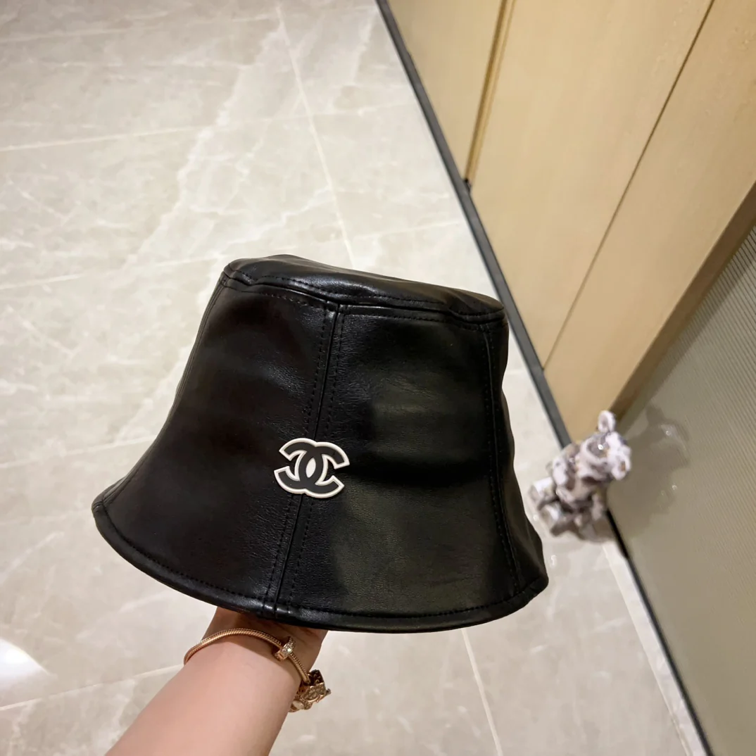 Новая модель кожаной рыбацкой шляпы Chanel 2023 года - черная.