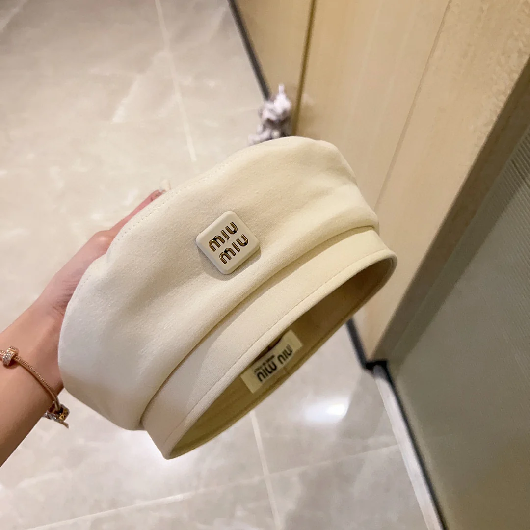 Новая простая шерстяная беретка Miu Miu 2023 года - белая.