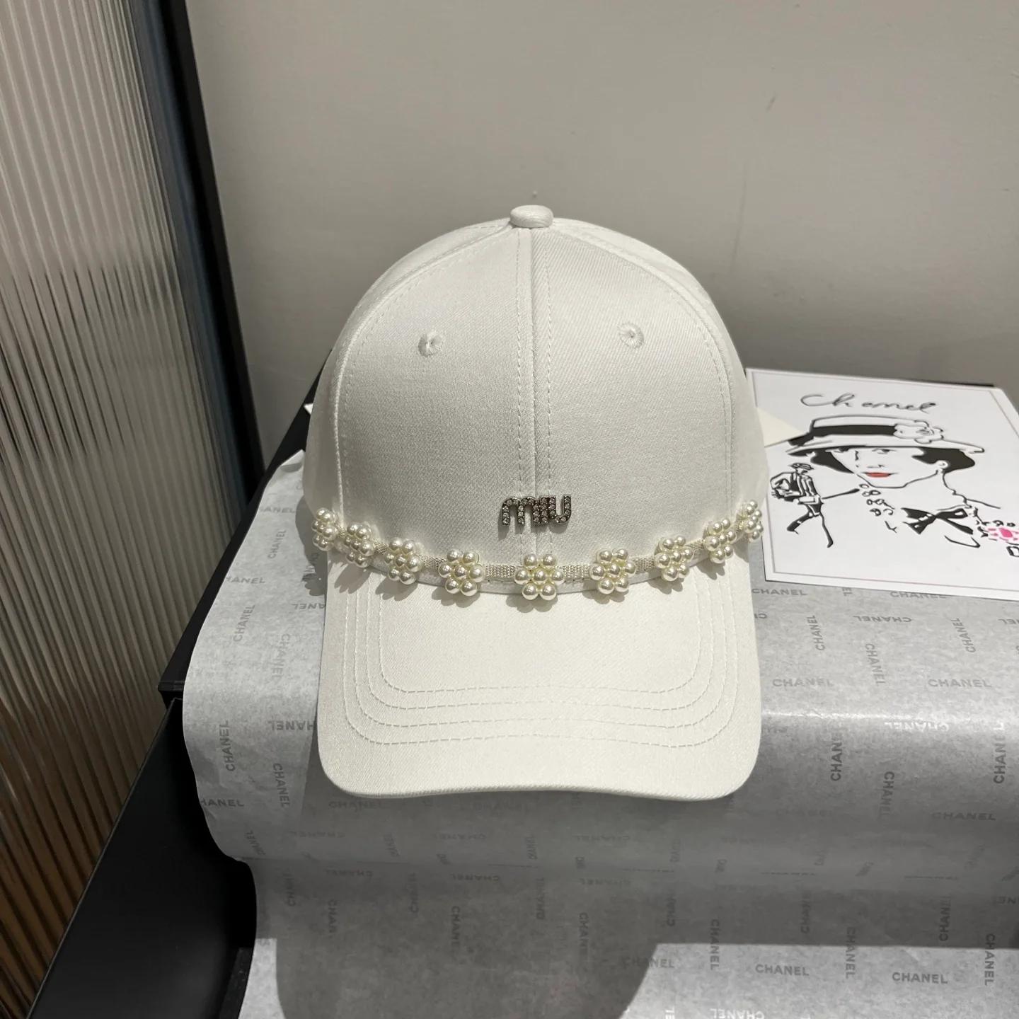 Бейсболка Miu Miu с жемчужным козырьком - белая