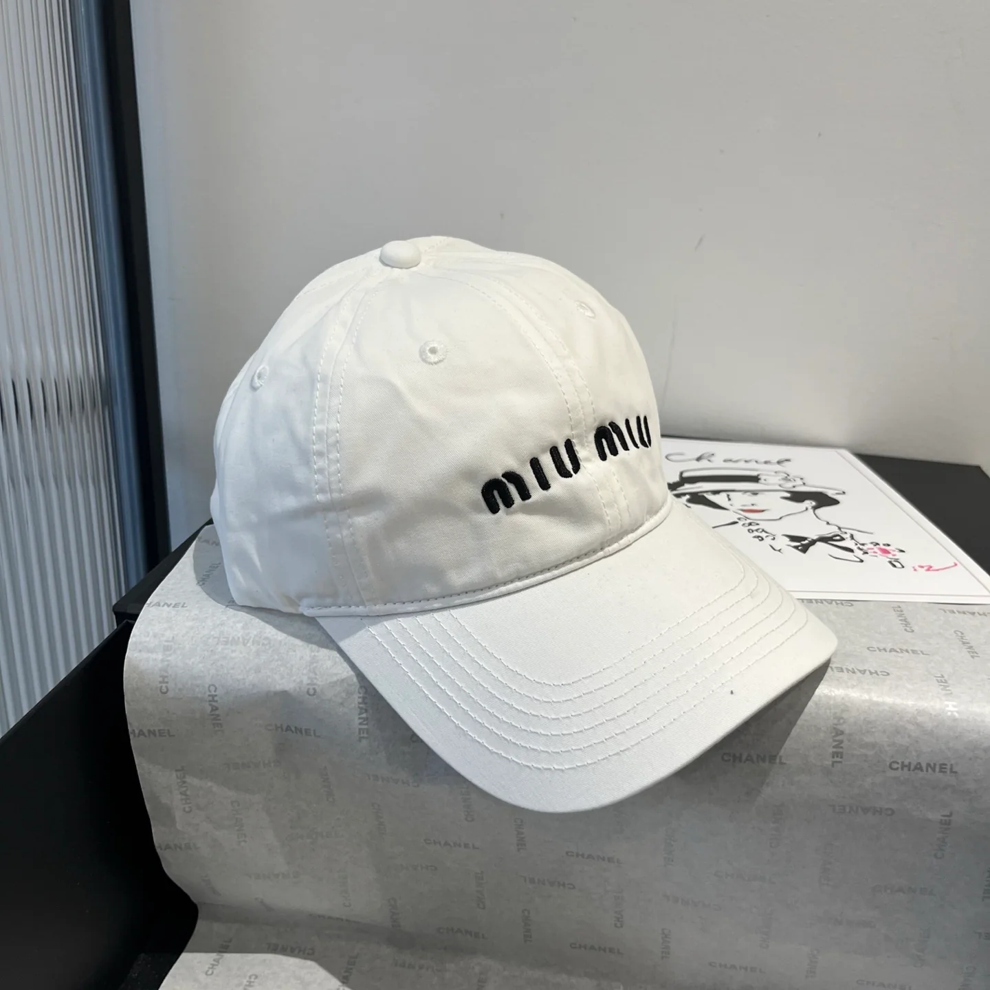 Бейсболка с вышитым логотипом Miu Miu - белая