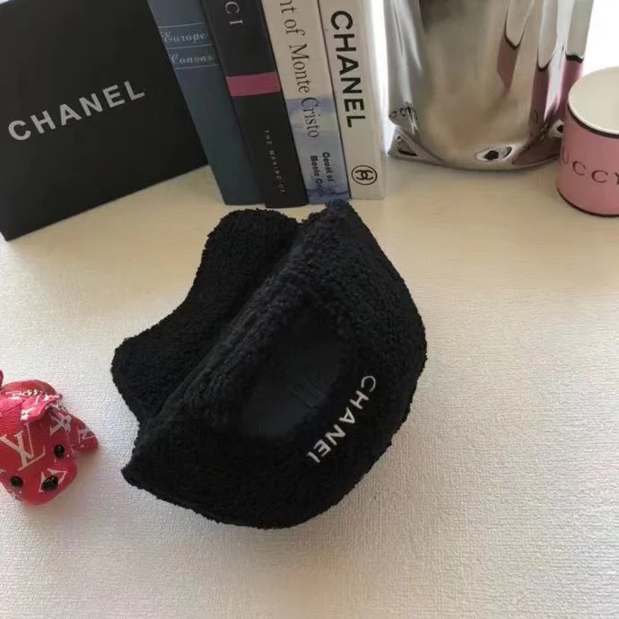 Chanel - Бейсболка с меховой подкладкой - Черная