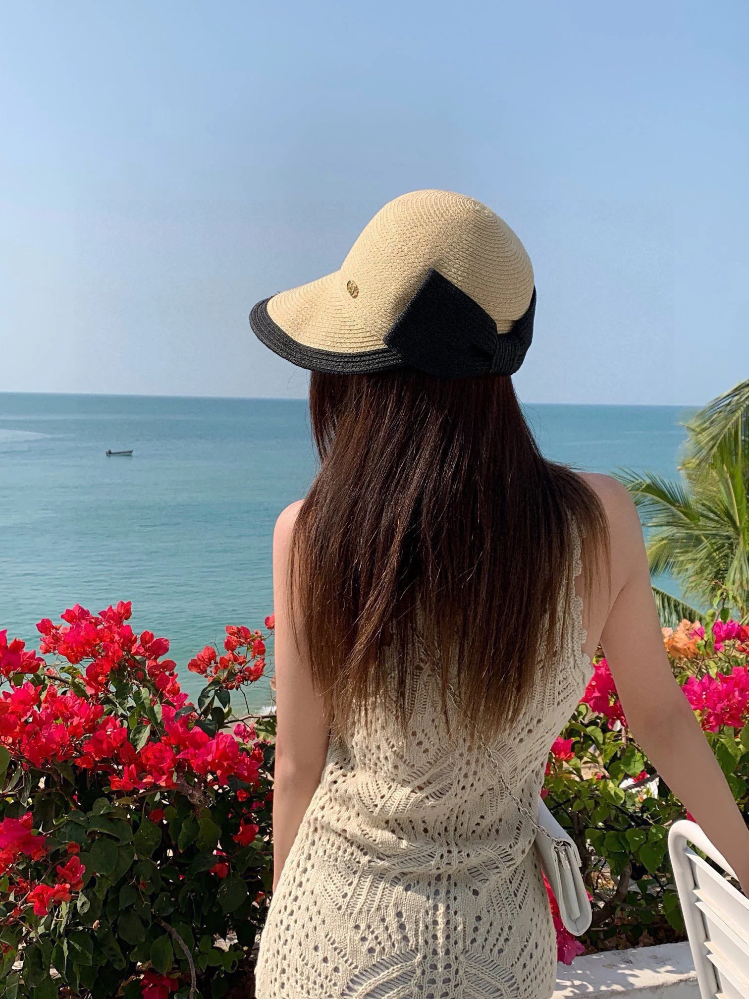 Dior - Соломенная шляпа с бантом в виде утиного клюва