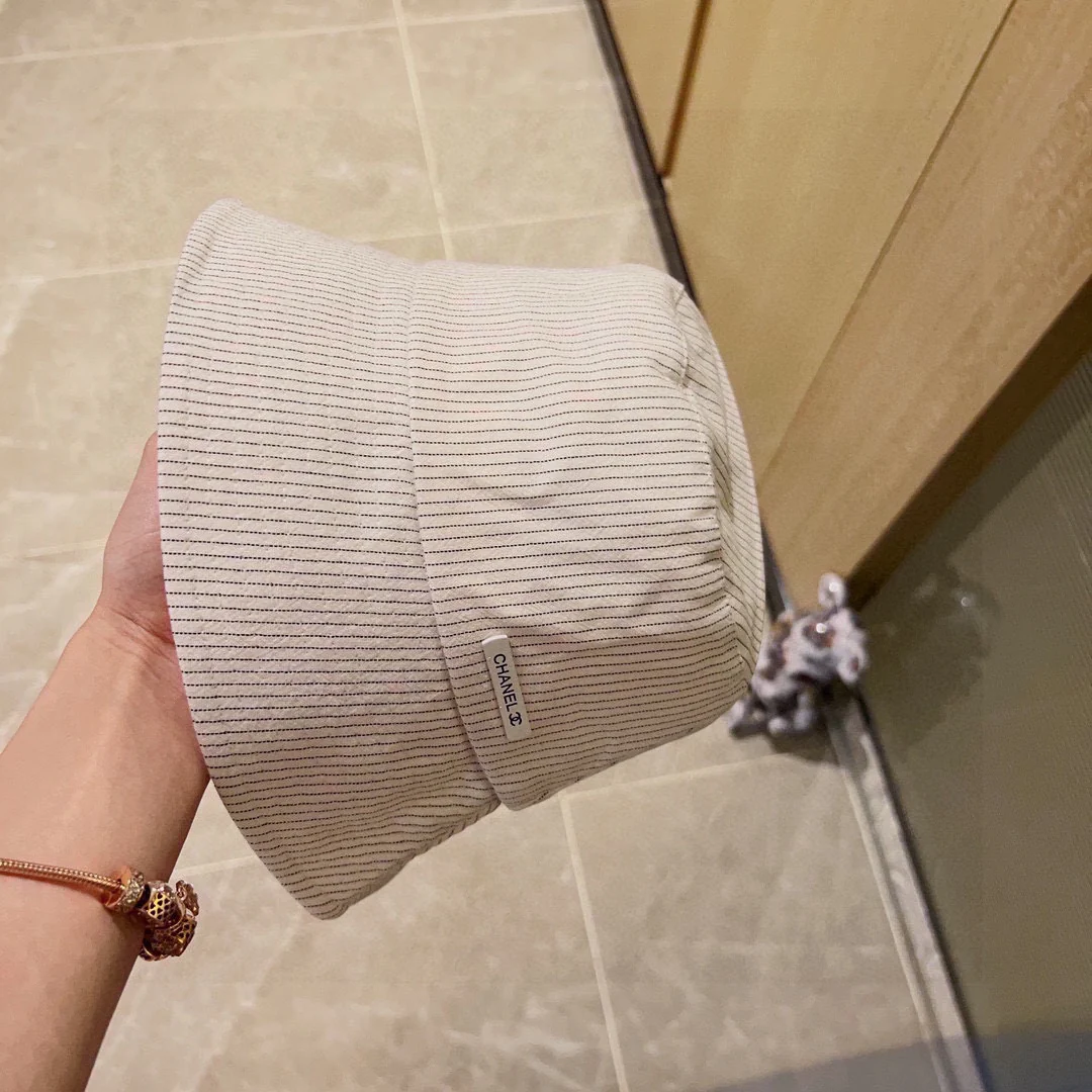 Новинка сезона весна/лето 2023 от Chanel - Полосатая рыбацкая шляпа - Белая