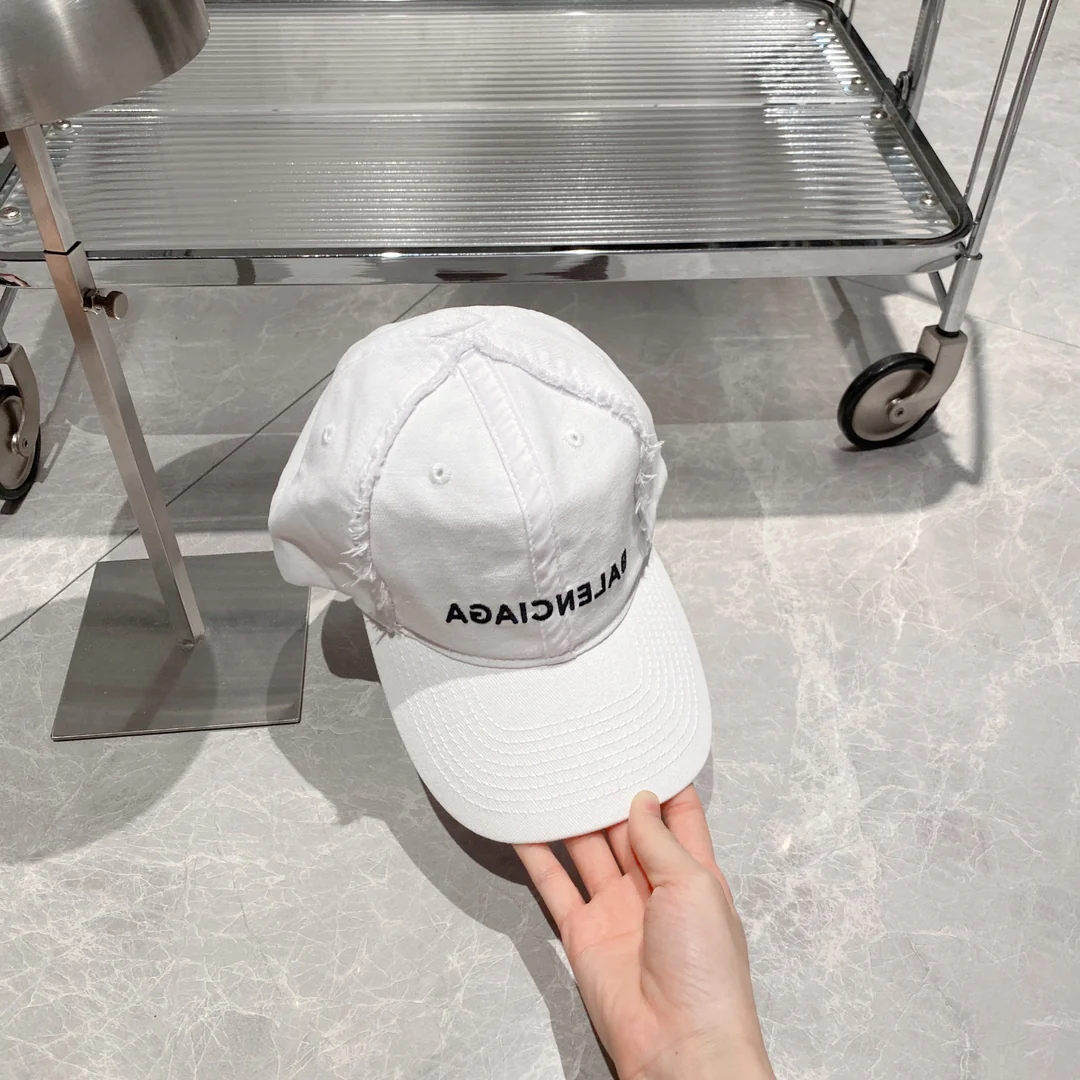 Balenciaga - Бейсболка с усами - Белая