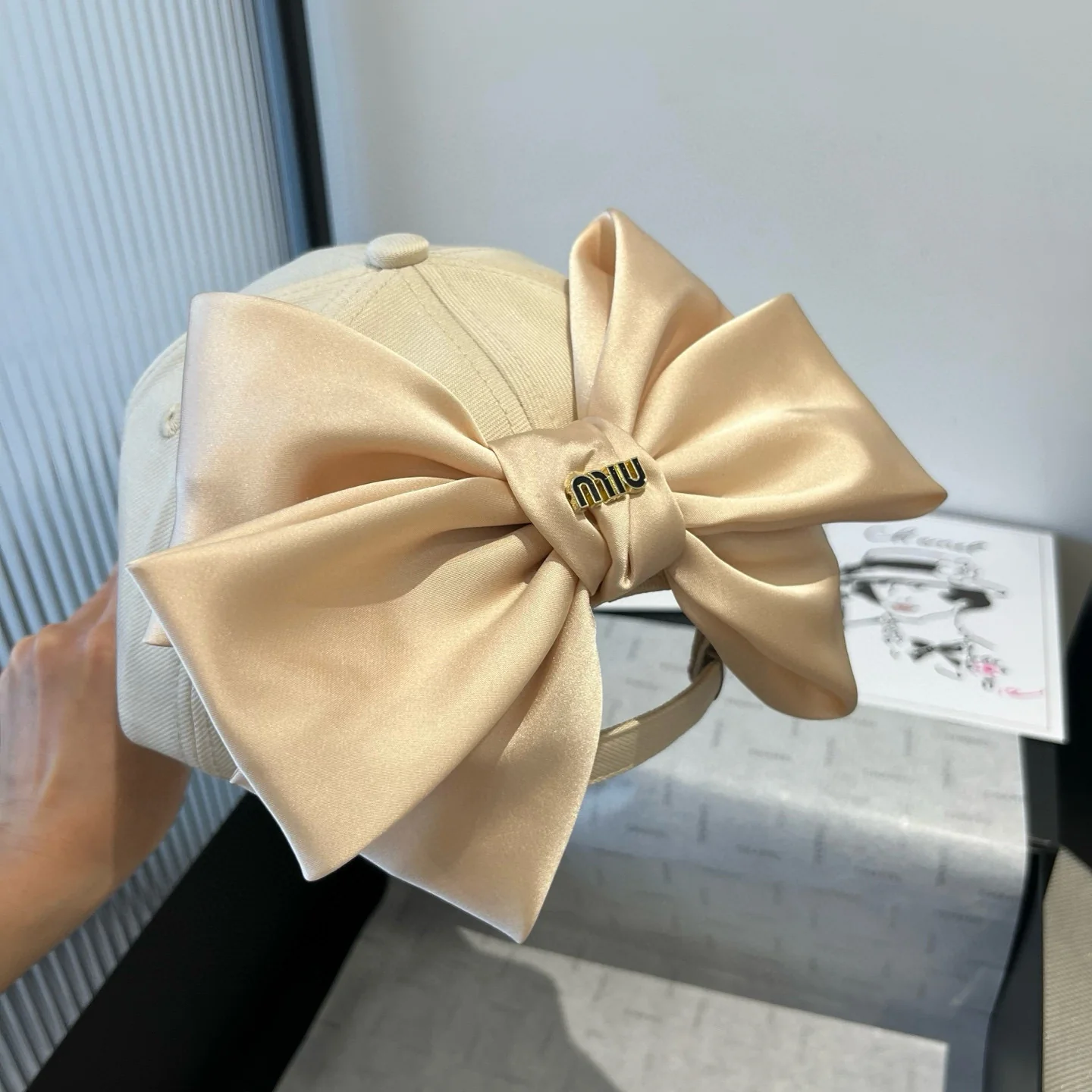 Бейсболка Miu Miu с атласным бантом, цвет хаки