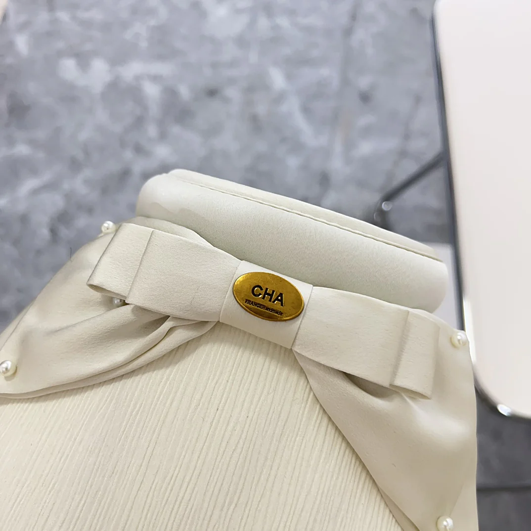 Новая летняя солнцезащитная шляпа Chanel 2024 в жемчужном стиле - белая.