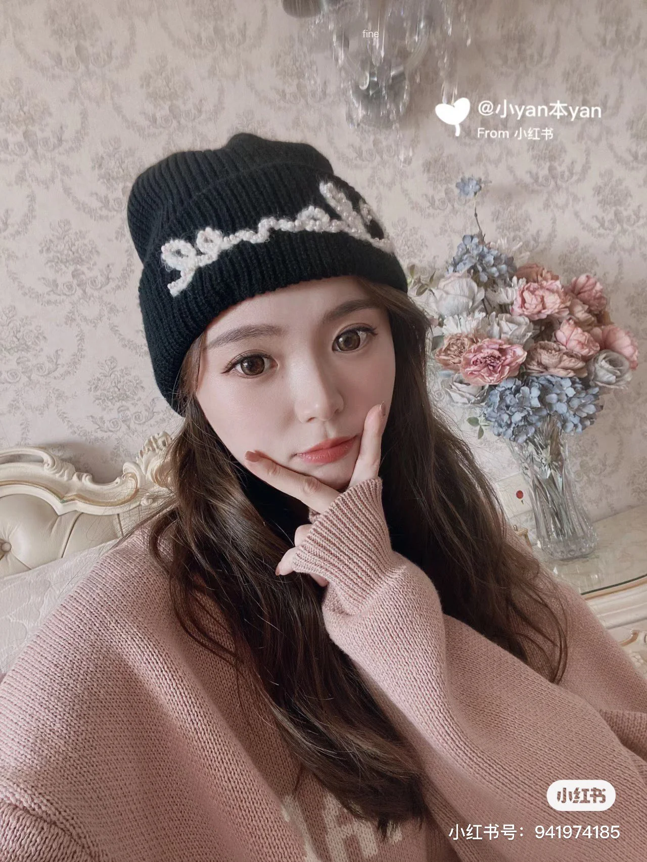 Плетеная шляпа Chanel с надписью курсивом — черная