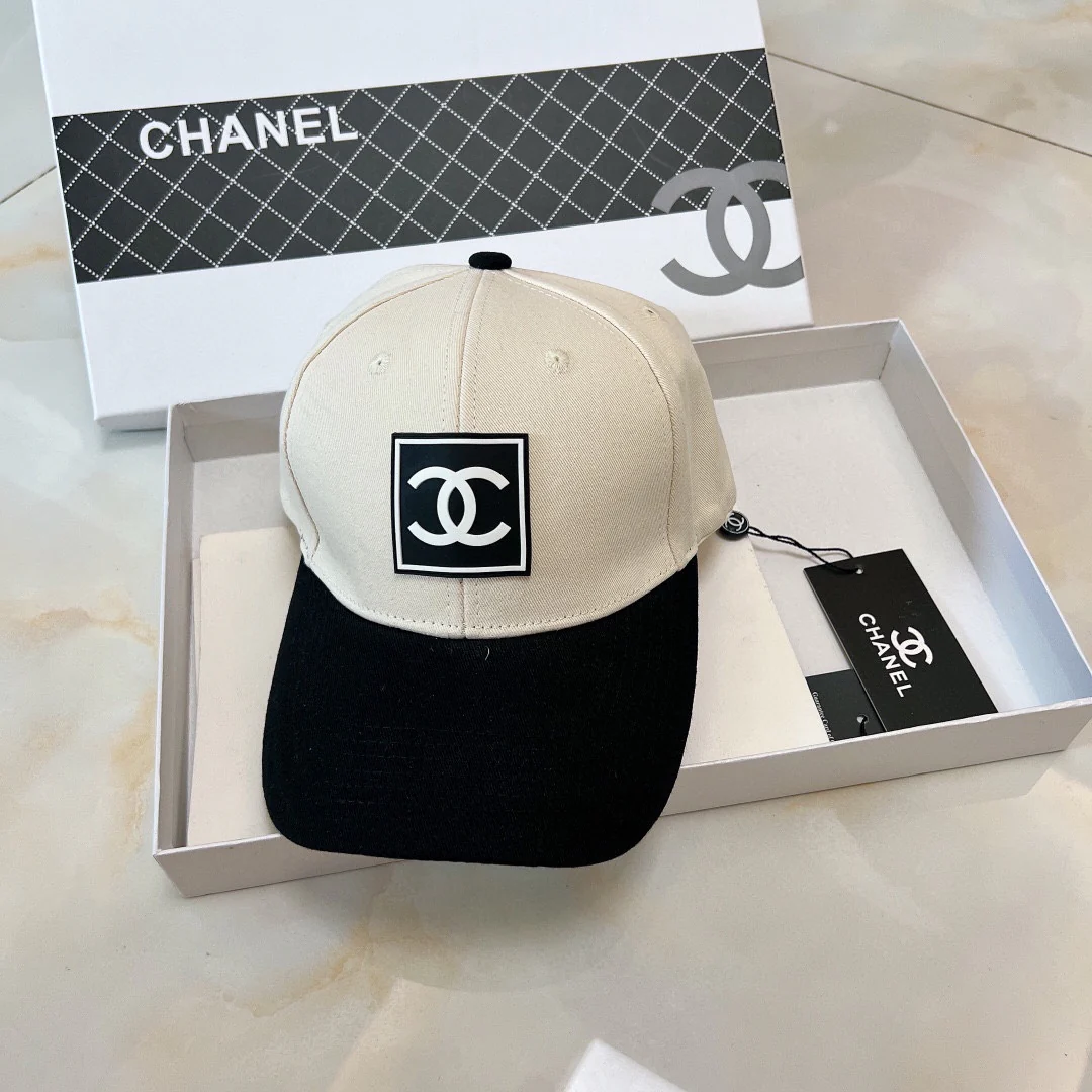 Новинка 2022 года от Chanel — бейсболка в черно-белую цветовую гамму.