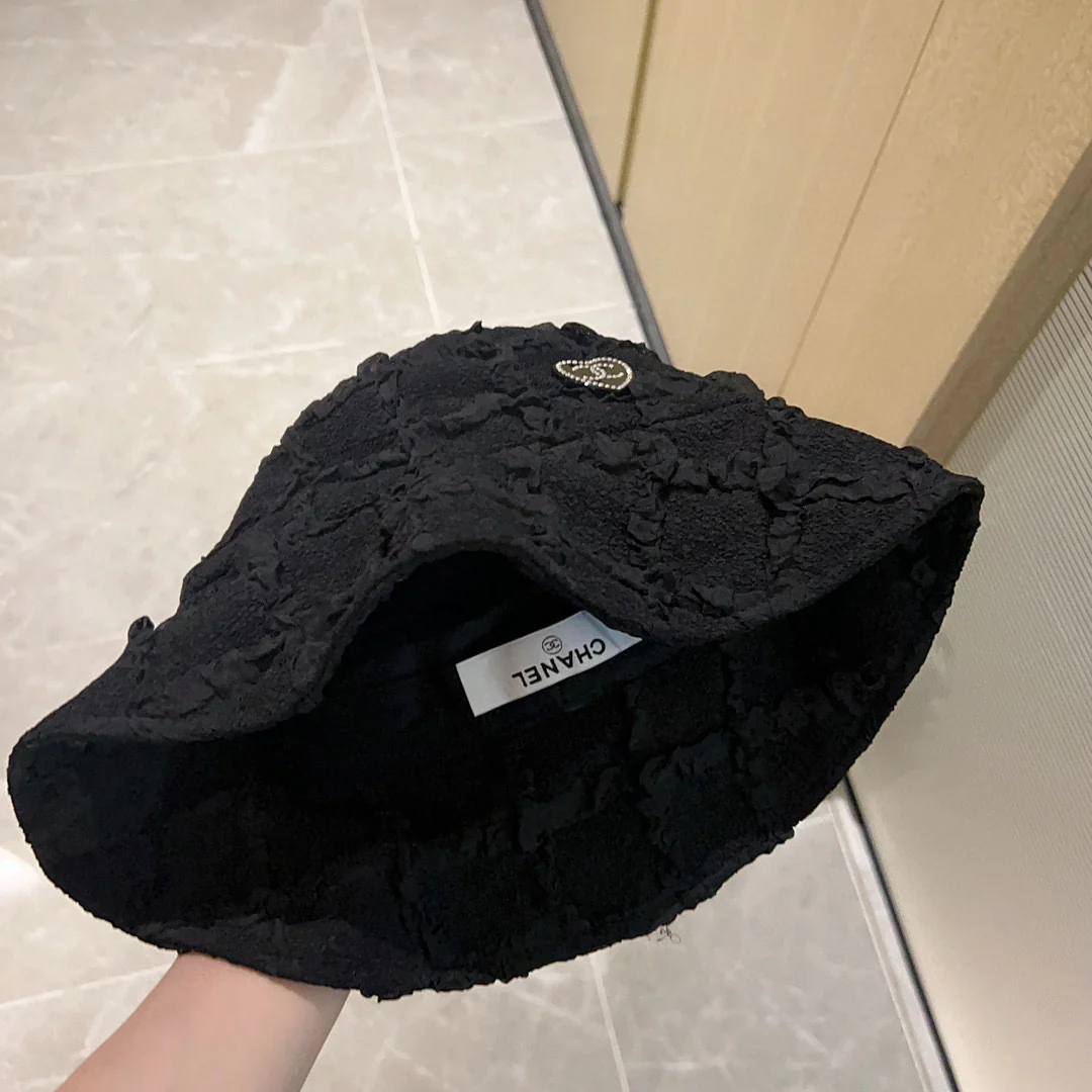 Новинка сезона весна/лето 2023 от Chanel — мятая рыбацкая шляпа.