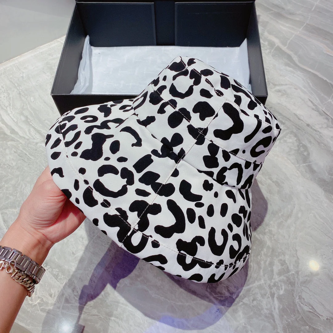 Рыбацкая шляпа Chanel с леопардовым принтом