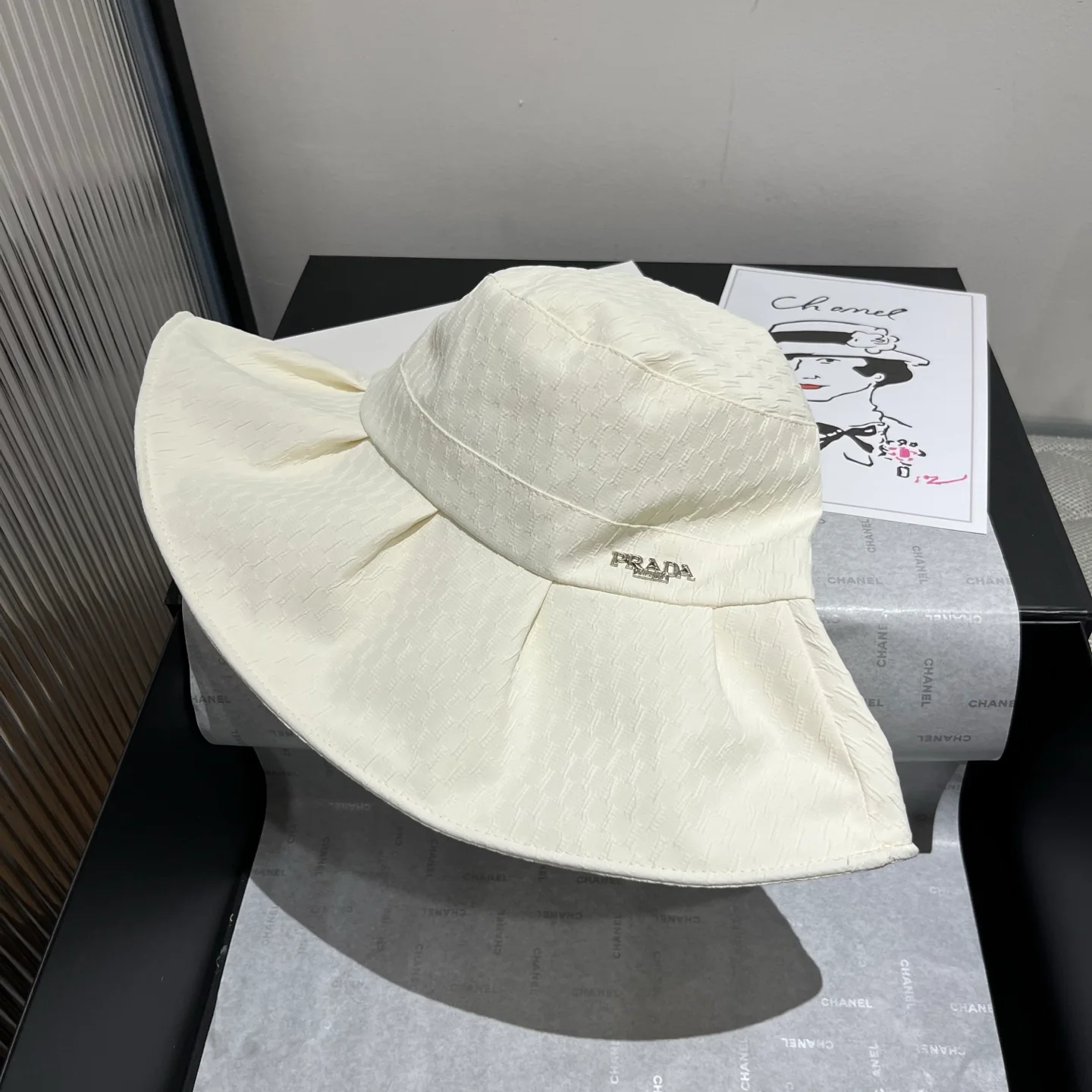 Prada - Солнцезащитная шляпа - Белая