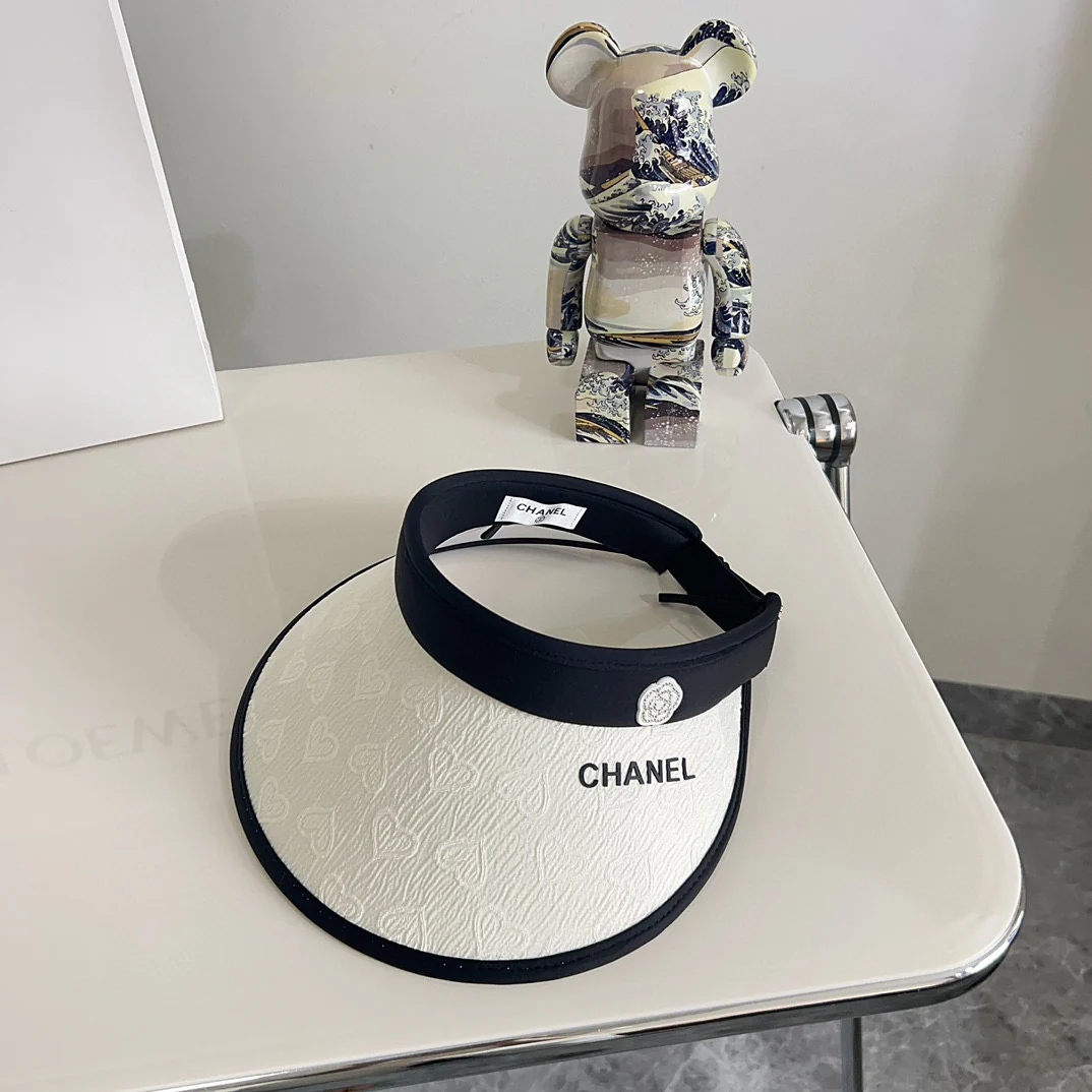 Новая летняя солнцезащитная шляпа Chanel 2024 с цветочным принтом и сердечком - белая.