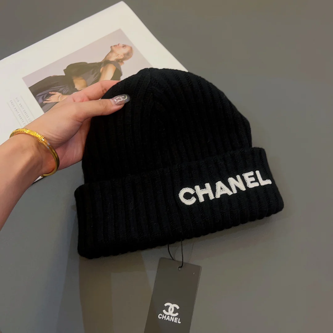 Chanel - Шапка-бини с вышивкой и пайетками - Черная