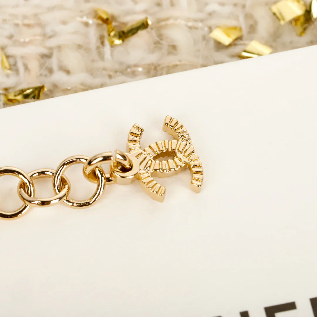 Флакон духов Chanel за 25 пенсов, жемчужное ожерелье в виде четырехлистного клевера