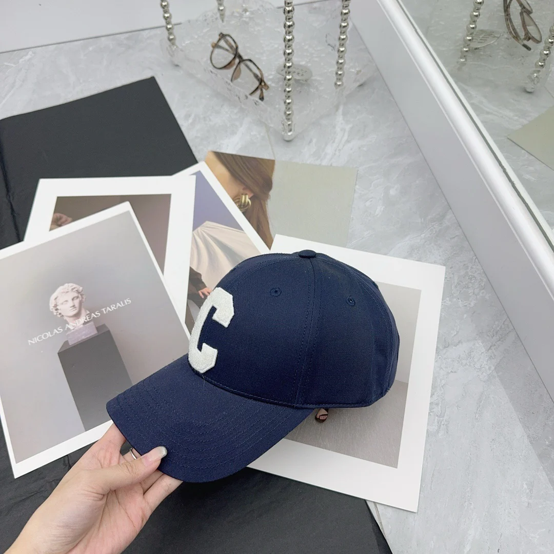 Бейсболка Celine 2025 New Large с вышитой буквой C, темно-синяя.