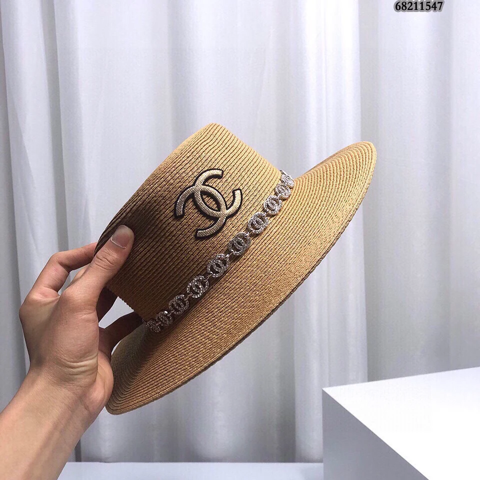 Новая соломенная шляпа Chanel 2022 года - коричневая.