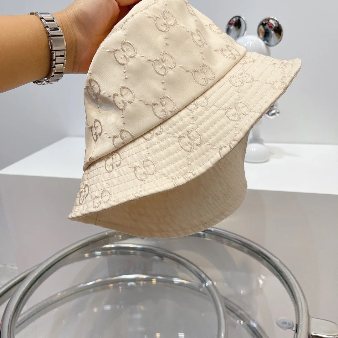 Gucci - Полностью вышитая кепка Damerman с антиморщинистой отделкой - Кремово-глянцевая поверхность выглядит просто потрясающе.