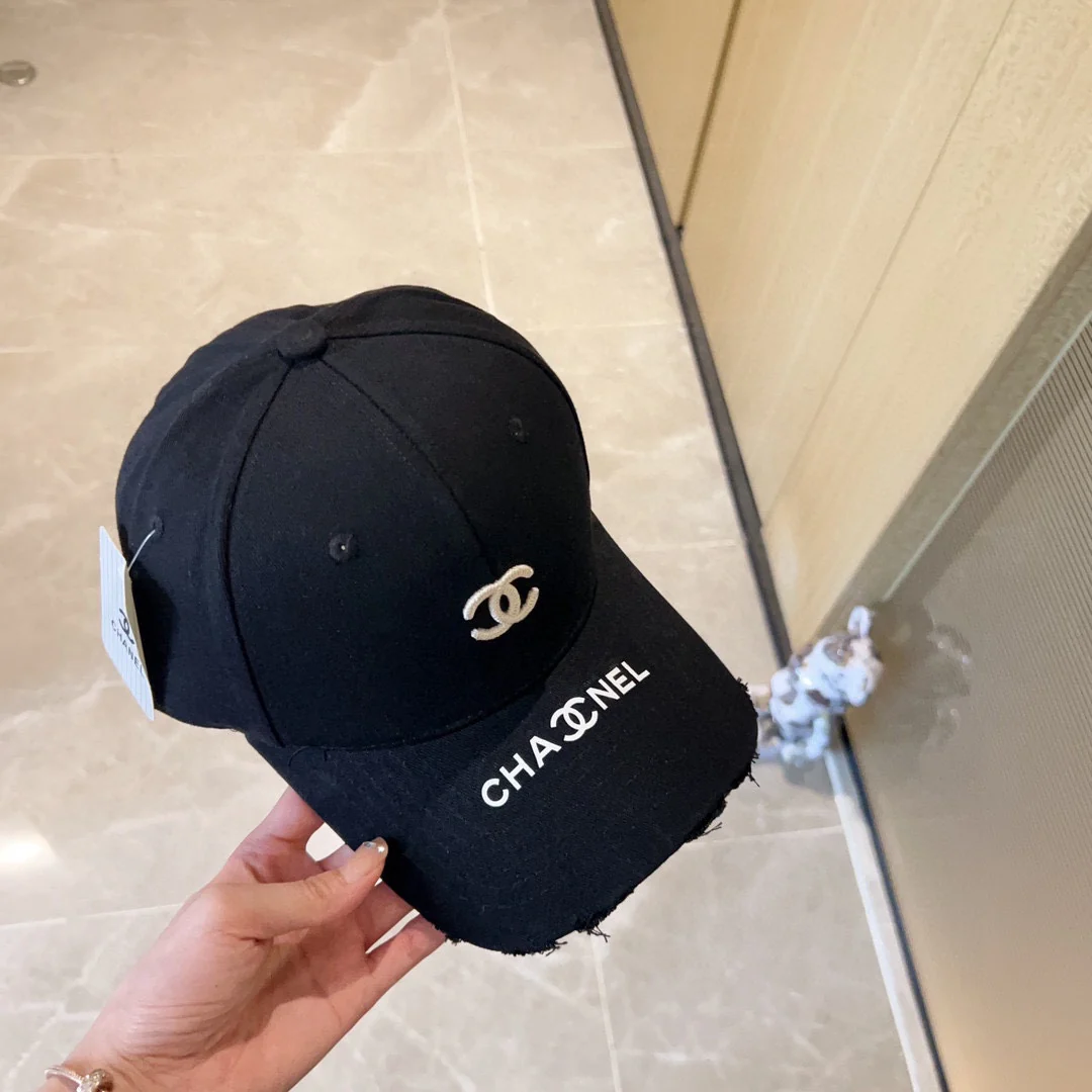 Новая бейсболка Chanel 2023 года с вышивкой и эффектом потертости - черная.