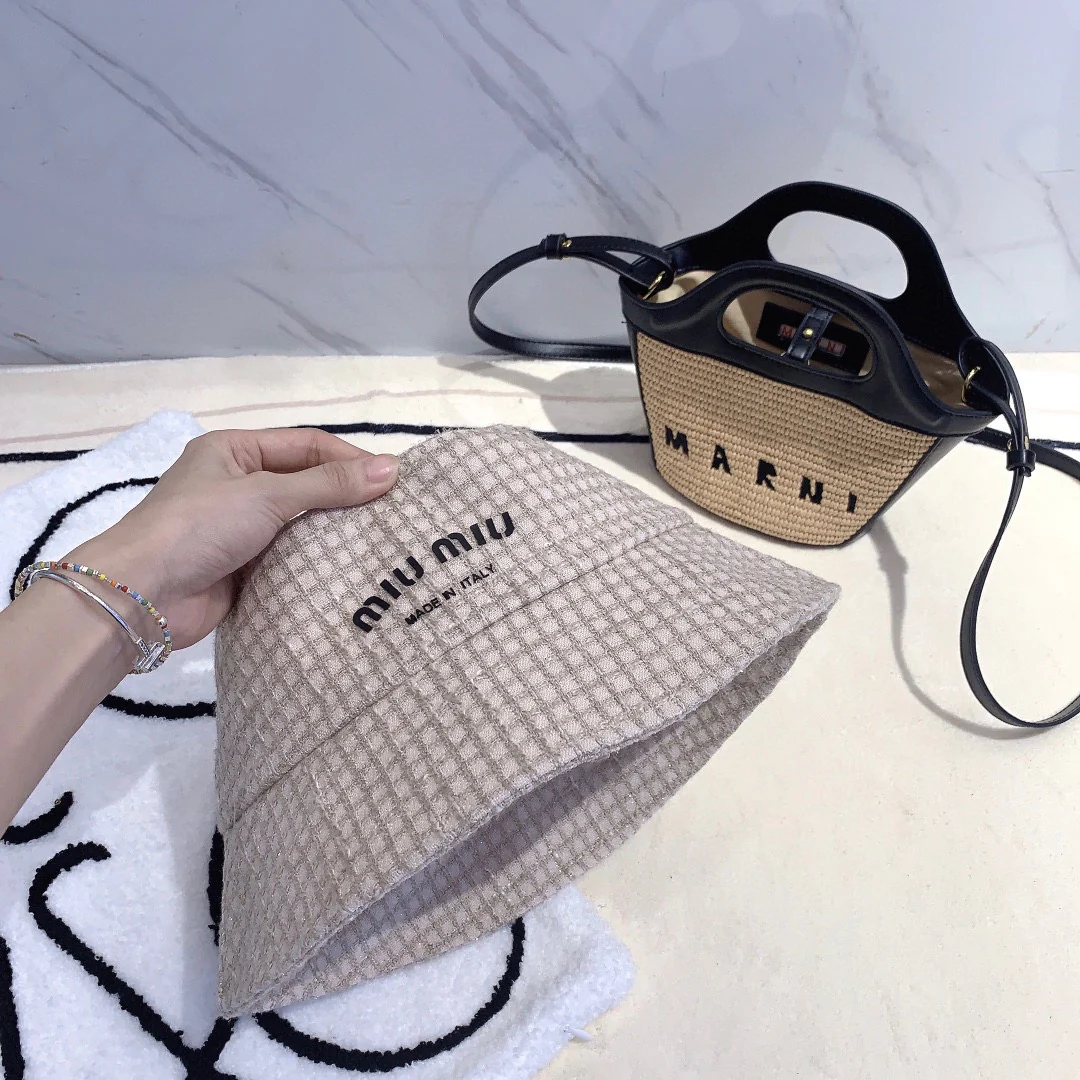 Новинка сезона весна/лето 2023 от Miu Miu - клетчатая панама