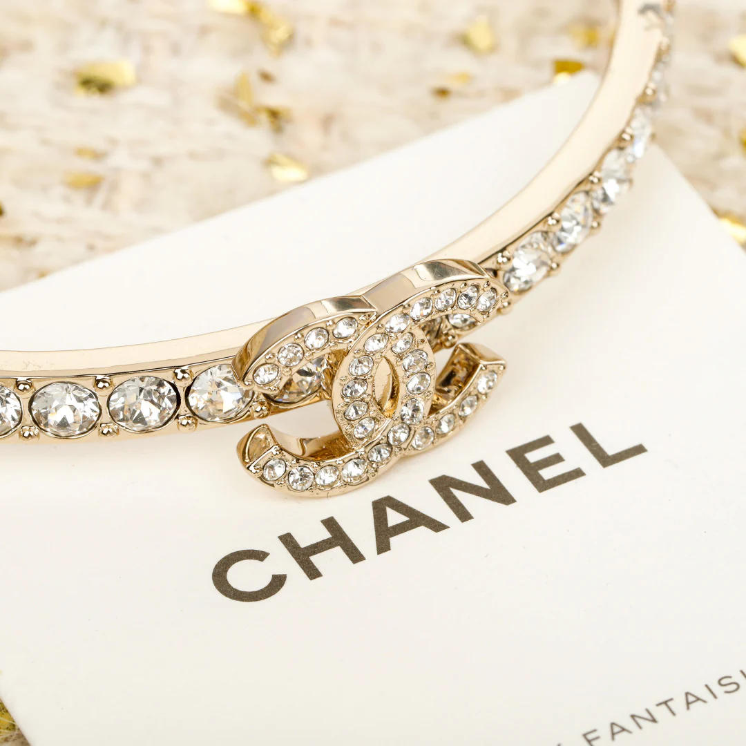 Браслет Chanel ?Три в одном? за 25 пенсов — множество вариантов ношения.