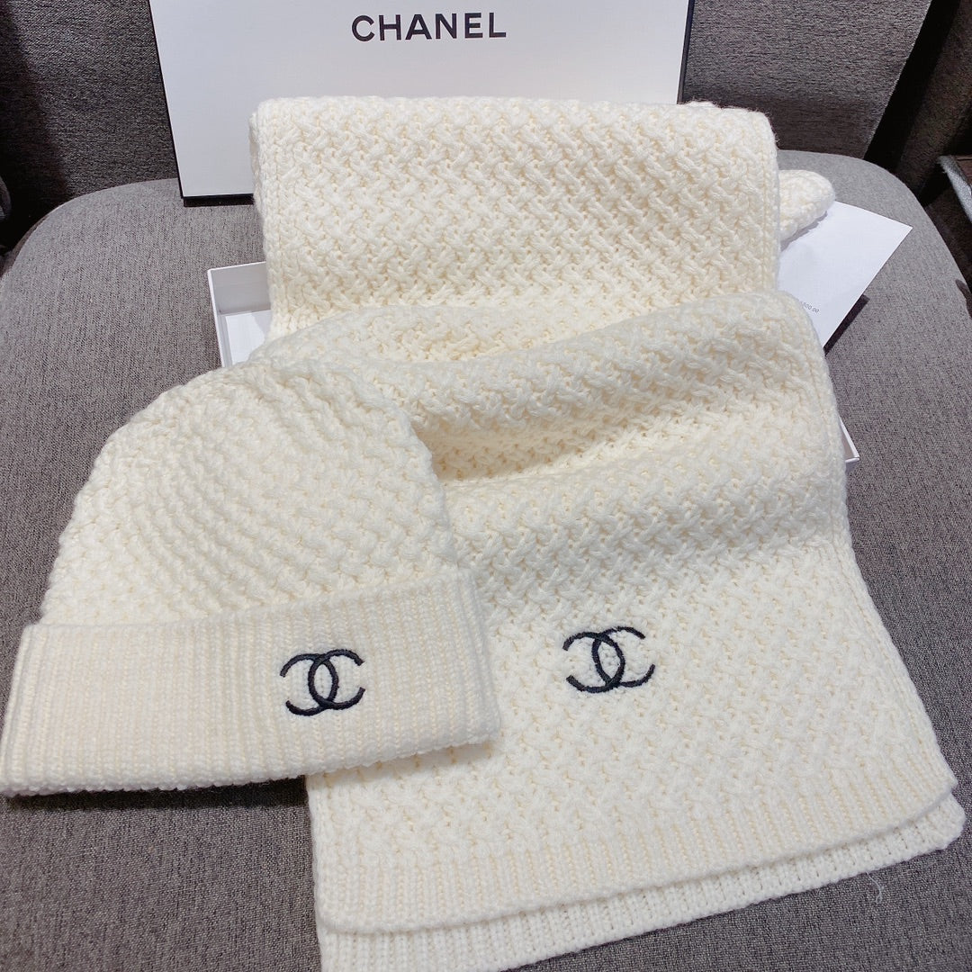 Chanel - Комплект из шерстяной вязаной шапки и шарфа - Белый
