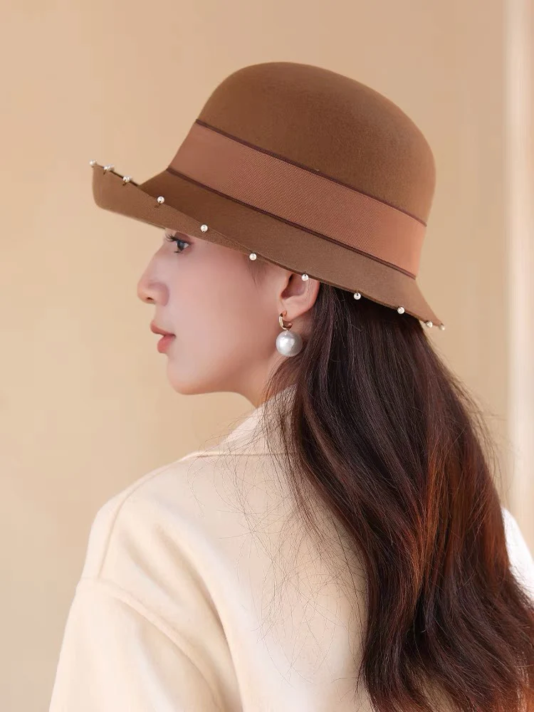 Шерстяная шапка Miu Miu, расшитая бисером вручную, коричневая.