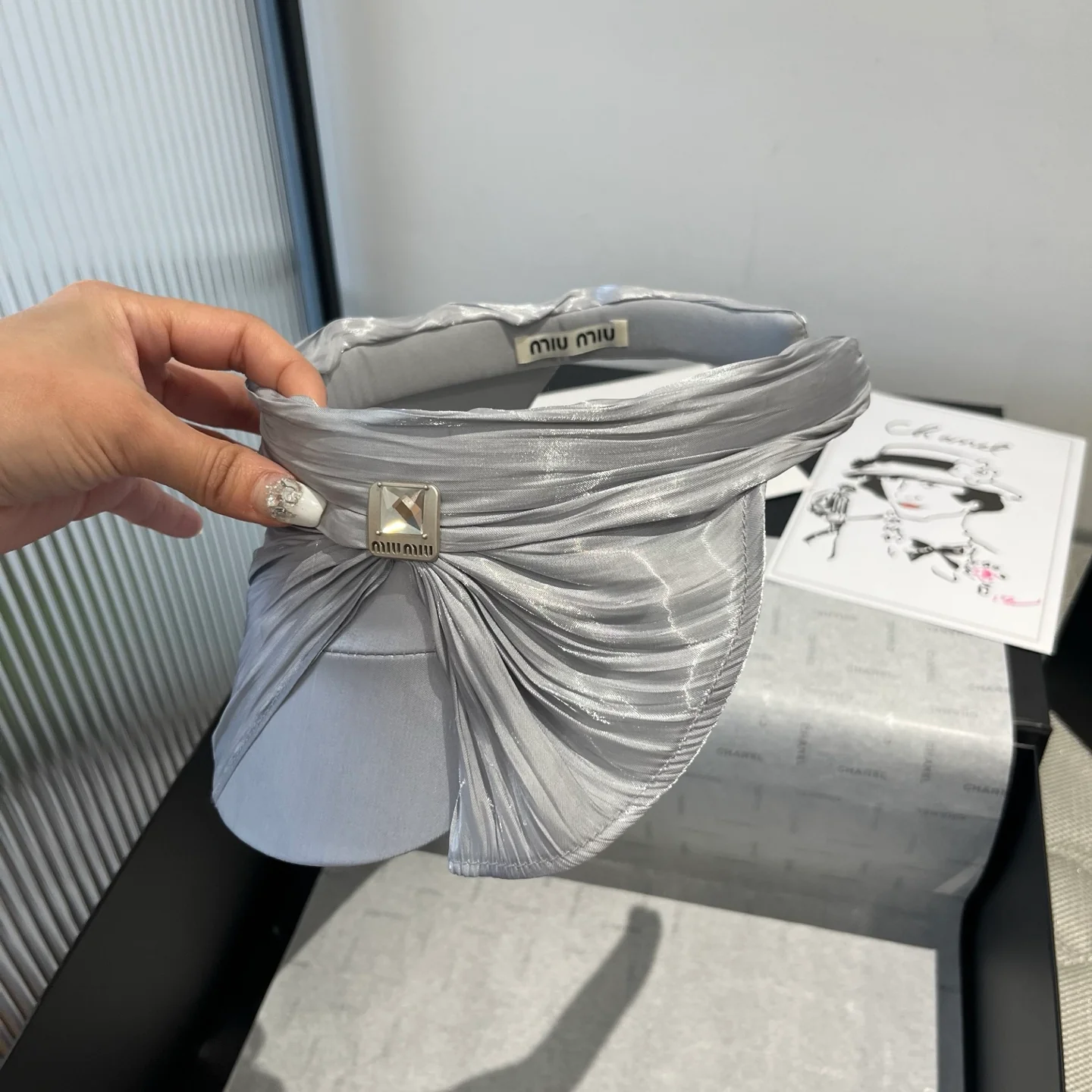 Miu Miu - Солнцезащитная шляпа с атласным бантом - Серебристая