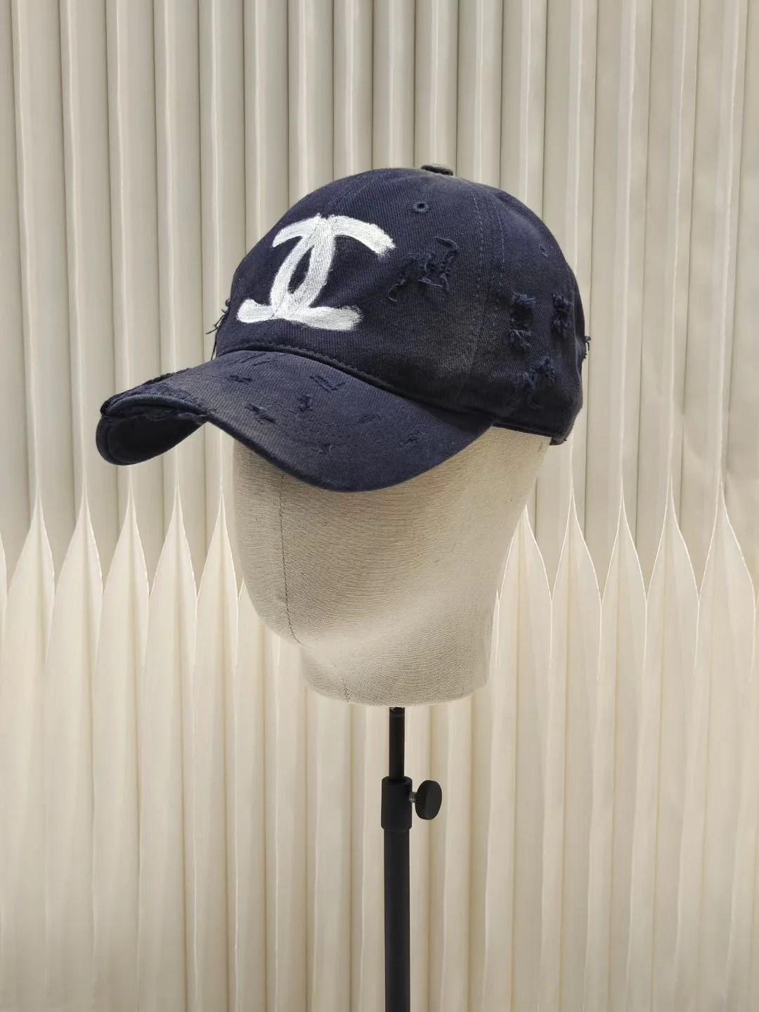 Chanel - бейсболка с рваной вышивкой и граффити