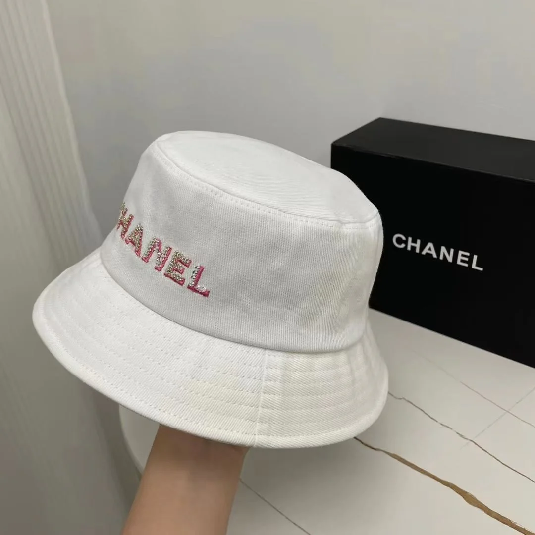 Рыбацкая шляпа Chanel, украшенная пайетками и стразами — рекомендовано на Xiaohongshu